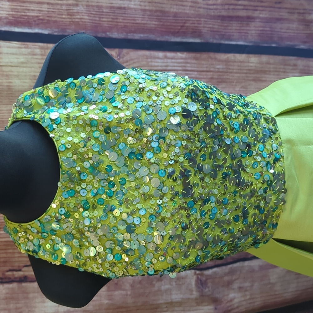 Size 8, green, formal, midi dress. HAS POCKETS